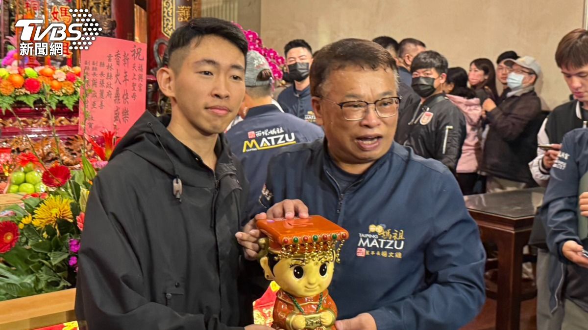 頭香狀元還可以得到陶瓷媽祖存錢筒。（圖／陳祁攝）