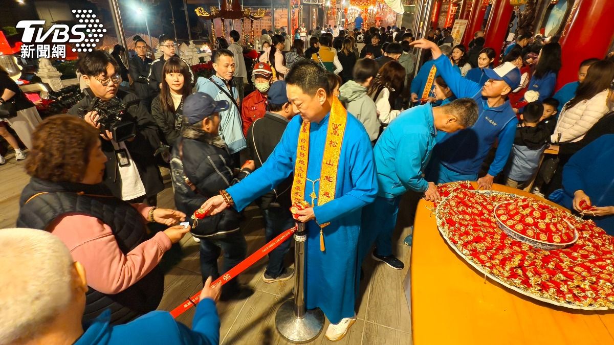 松山慈惠堂除夕夜發千份「錢母+發財金」　排隊人龍延伸至山腳