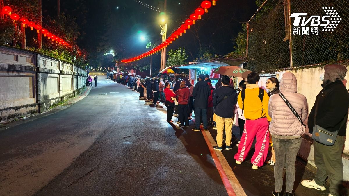 參與人數眾多,排隊隊伍一路延伸至山腳。(圖/陳冠宇攝)