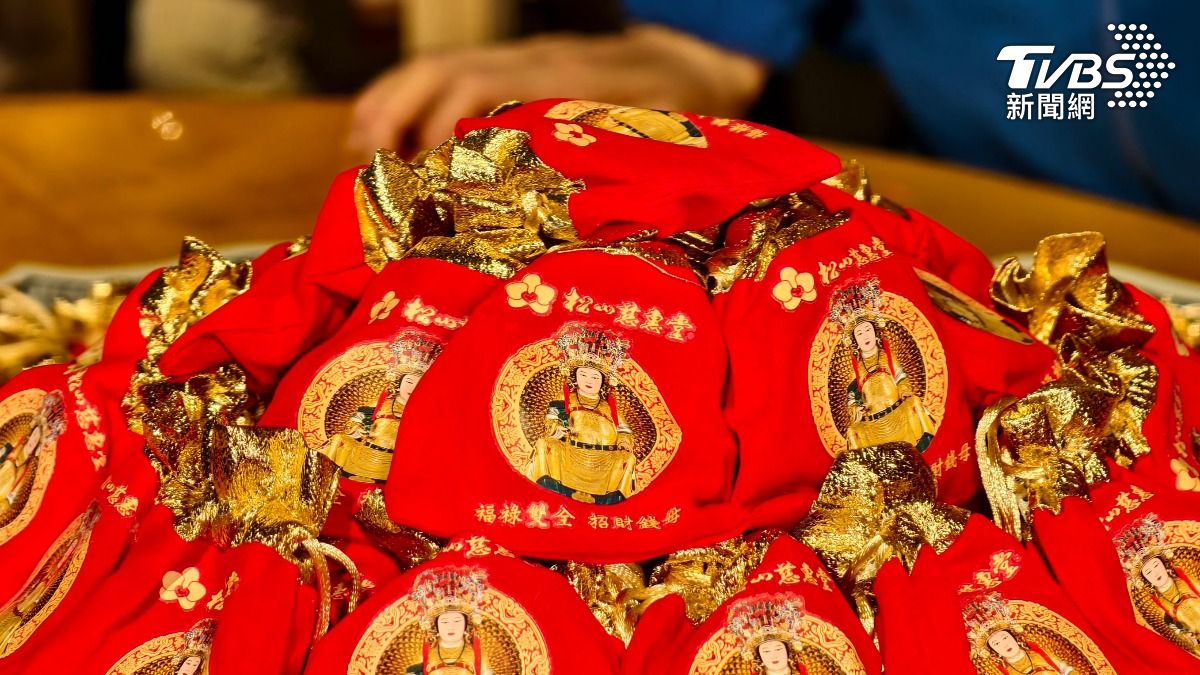 除了錢母,現場亦發放母娘特別指示準備的限量「發財金」。(圖/陳冠宇攝)