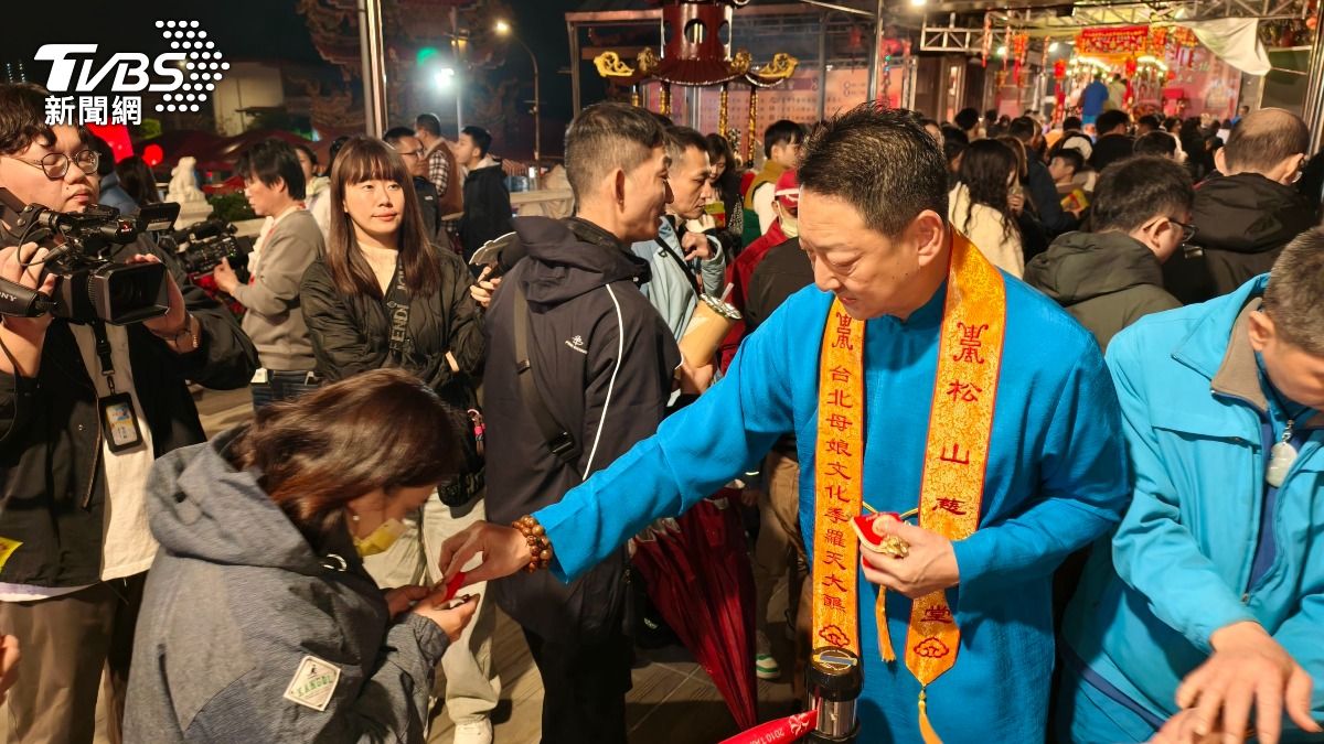 總策劃長李瑞彬表示:「今年總計準備8萬個錢母,並依母娘指示加碼8,880份發財金;同時設置免費遊樂設施,讓每位來到松山慈惠堂的大朋友、小朋友都能感受到母娘的慈悲與新春喜氣。」(圖/陳冠宇攝)