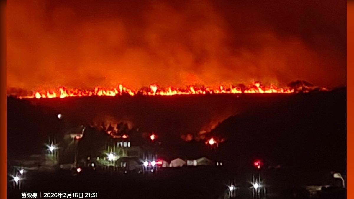 苗栗火燒山！西湖、後龍「火光染紅夜空」　疑除夕放炮竹釀禍