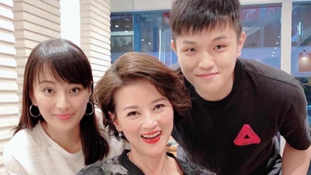 黎燕珊離婚後,獨立拉拔1對子女長大。(圖/翻攝自黎燕珊IG)
