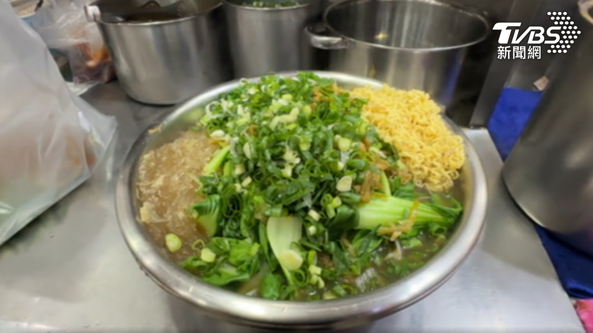 滷味店老闆佛心,不限消費金額「青菜免費加」。(圖/TVBS)