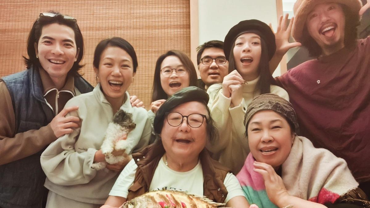 蕭敬騰(左起)和Summer溫馨過年。(圖/翻攝自蕭敬騰臉書)
