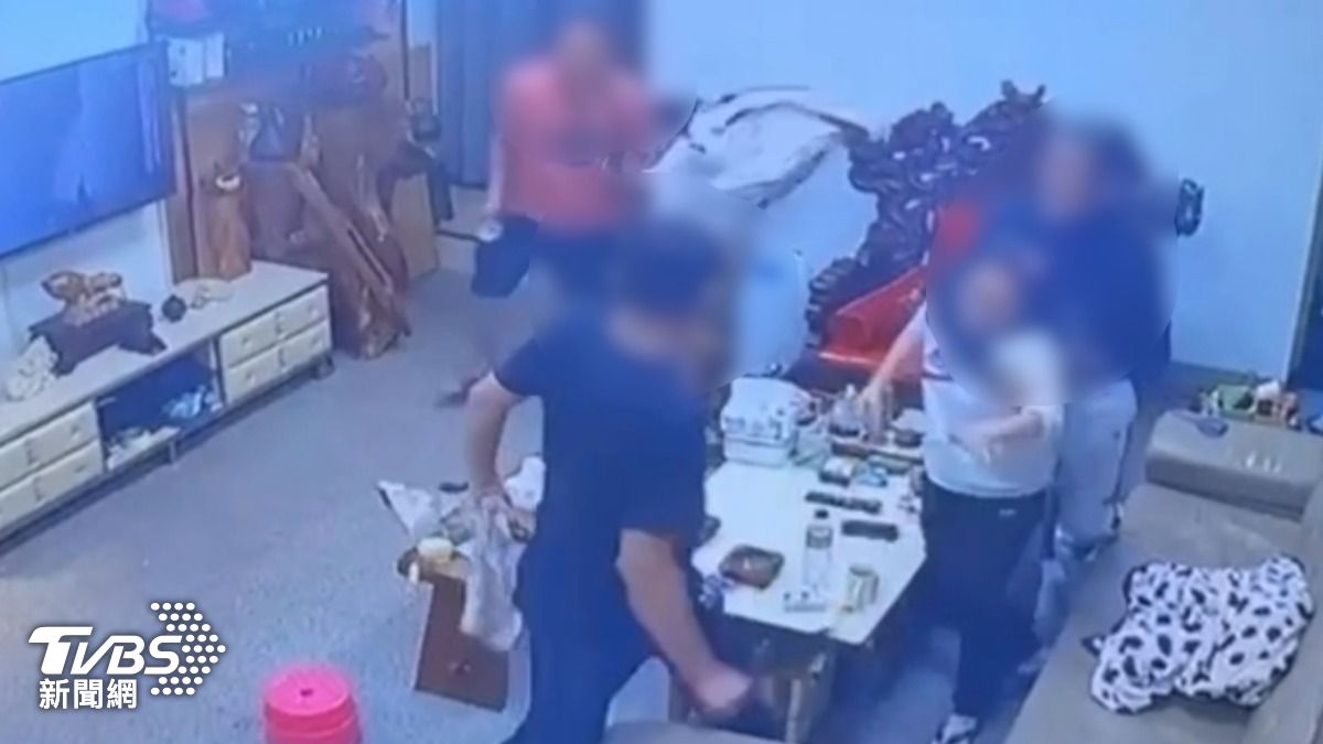 呂男不滿與前女友孔女分手，小年夜持刀破門闖入前女友家中傷人。（圖／TVBS）