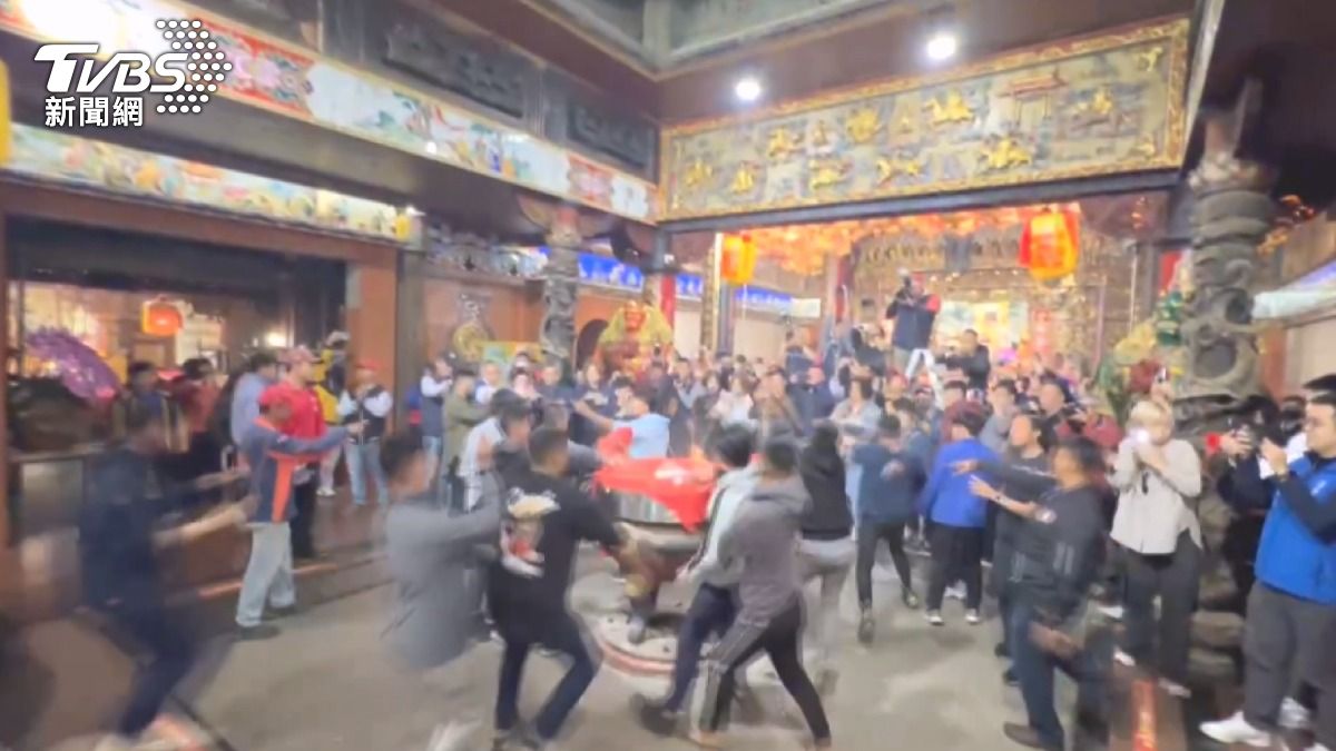 除夕夜全台各地廟宇搶頭香求好運(TVBS/圖)