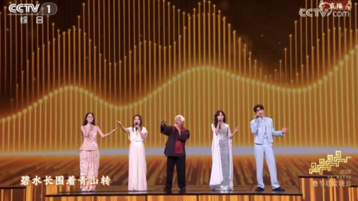 歐陽娜娜（左起）、歐陽娜娜、胡德夫、侯佩岑以及陳立農高歌〈高山青〉。（圖／翻攝自YouTube）