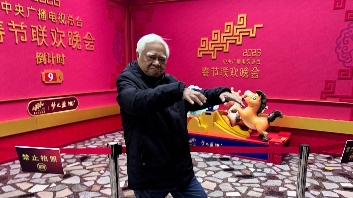 胡德夫在央視春晚演唱，心情跟狀態看來不錯。（圖／翻攝自胡德夫微博）