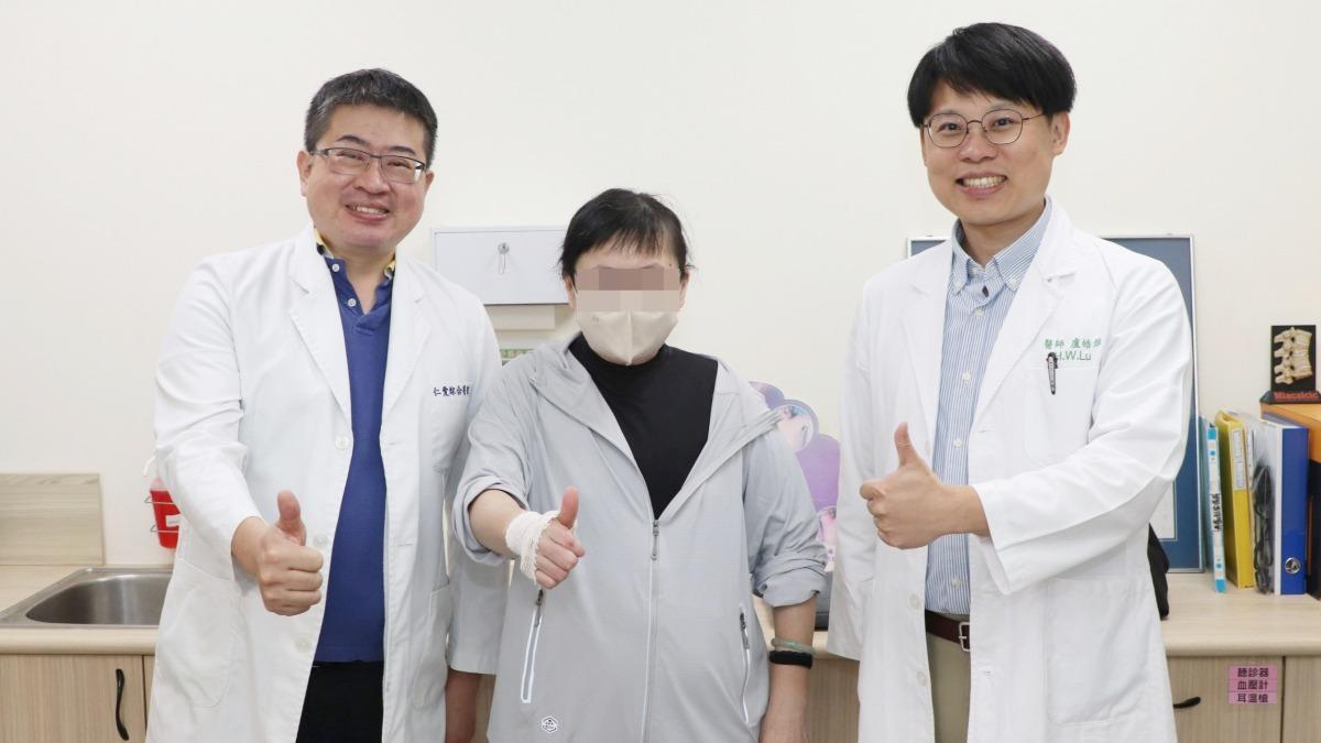 蔡女(中)患病30年後,始終無法正常入眠,好在尋求蔡嘉軒(左)與盧皓維(右)協助改善。(圖/大里仁愛醫院提供)