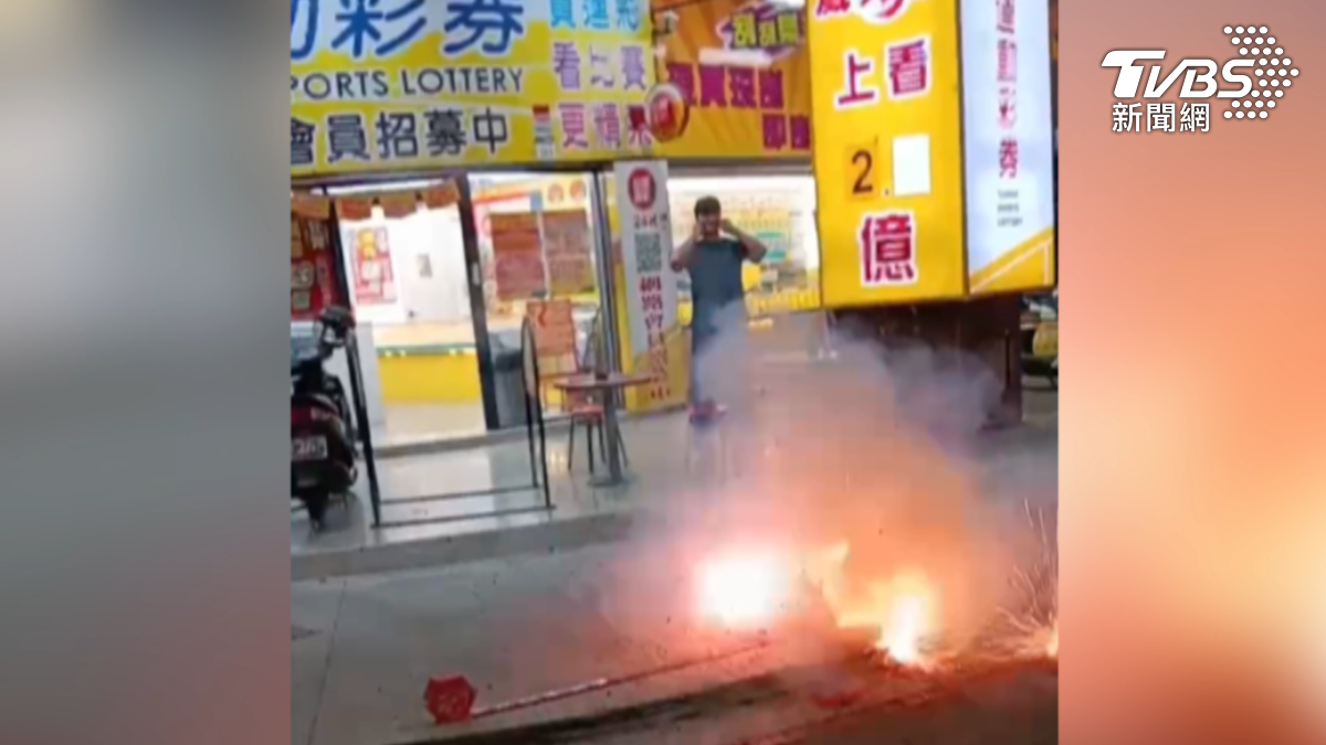 三民區另一間彩券行則開出大樂透加碼的百萬大紅包，業者點燃鞭炮慶祝。（圖／TVBS）