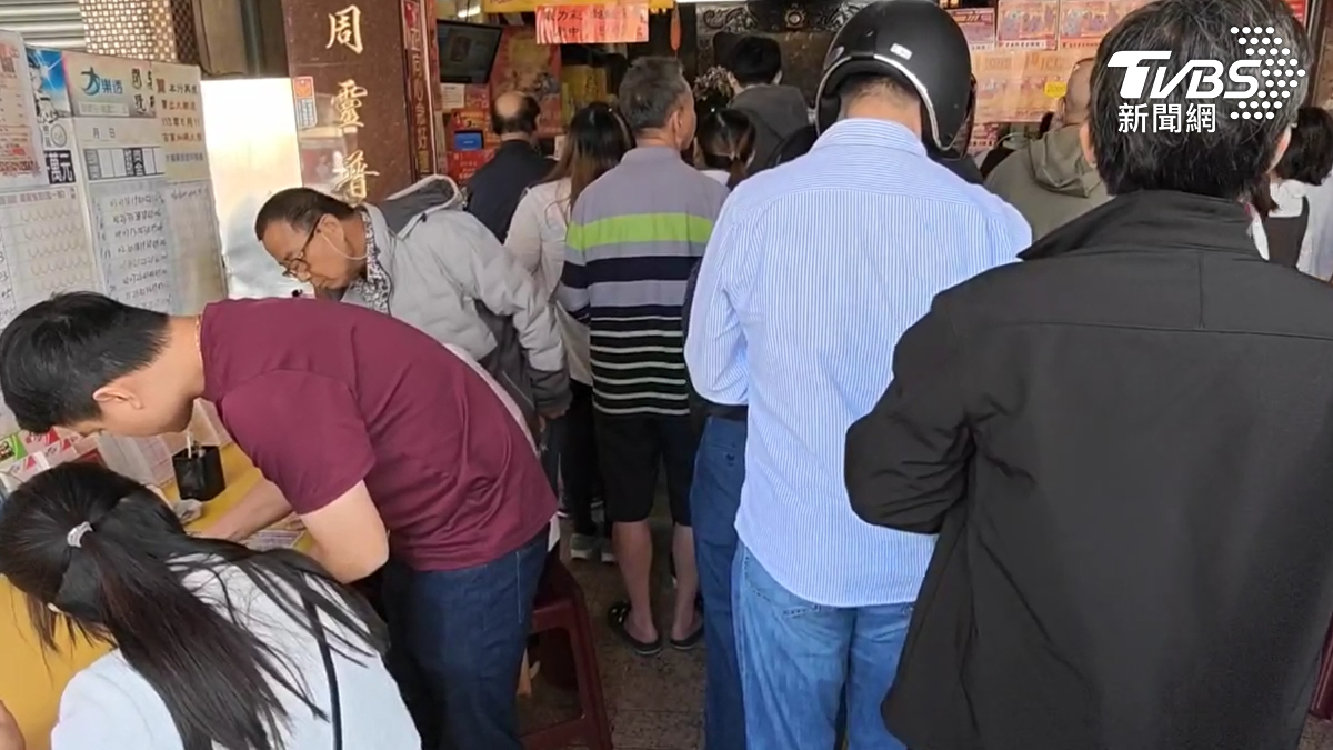 中獎消息傳開後店內外擠得水洩不通，不少民眾特地前來試手氣。（圖／TVBS）