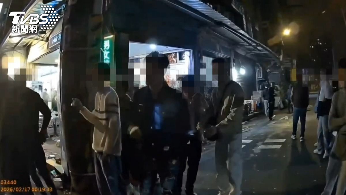 桃園區延平路也傳出外籍移工燃放煙火鞭炮,員警勸離聚集移工。(圖/TVBS)