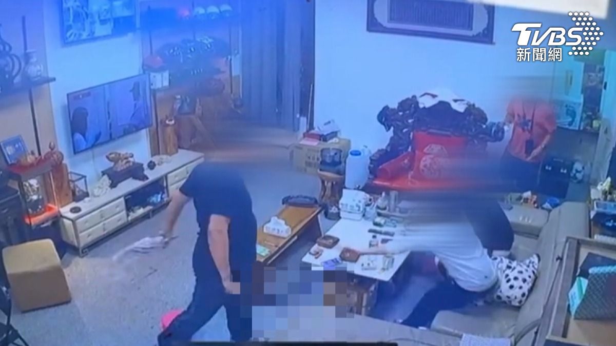 高雄市小港一名男子疑似不滿與前女友分手,手持開山刀砍傷前女友的妹妹及其男友,造成兩人輕重傷。(圖/TVBS)