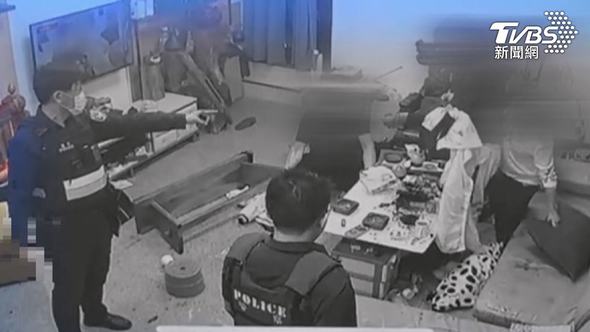 大批警力及時趕到,大聲喝斥要求凶嫌放下武器。(圖/TVBS)