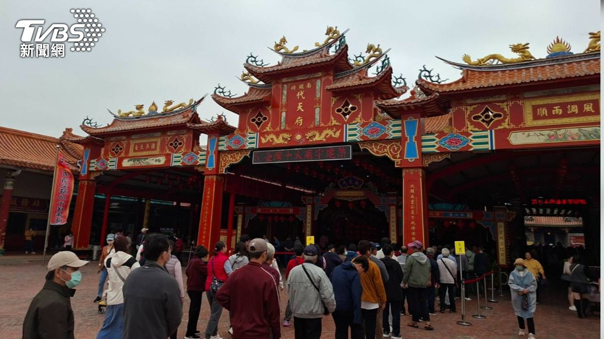南鯤鯓代天府馬年國運籤出爐。（圖／陳佳宜攝）