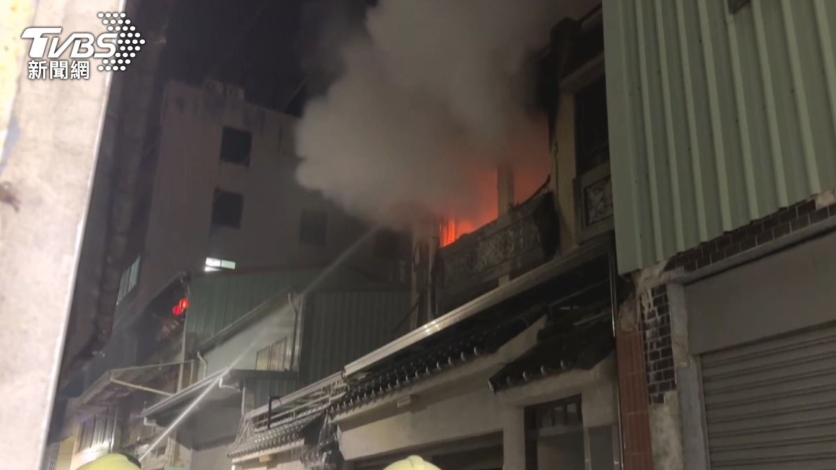大年初一凌晨火警！夫潑油縱火身亡　越南籍妻「三級燒傷」。(圖／TVBS)
