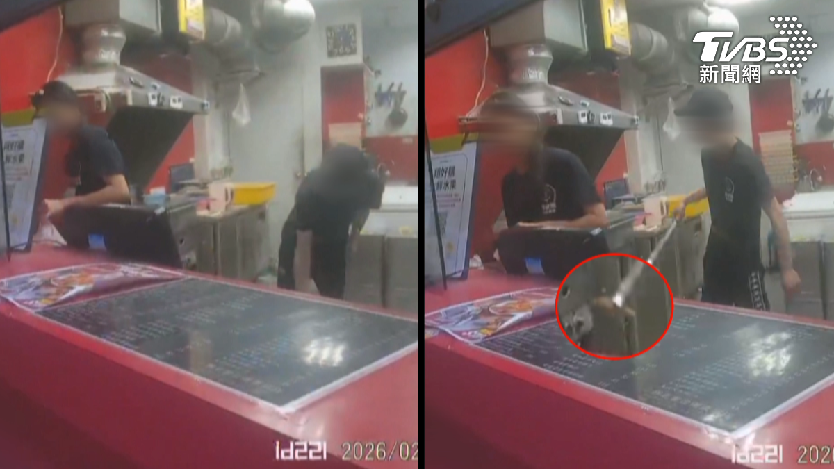 台南一間連鎖炸雞店有外送員目擊店員將掉落地面的炸雞腿夾起後,竟直接丟回油鍋重新油炸。(圖/TVBS)