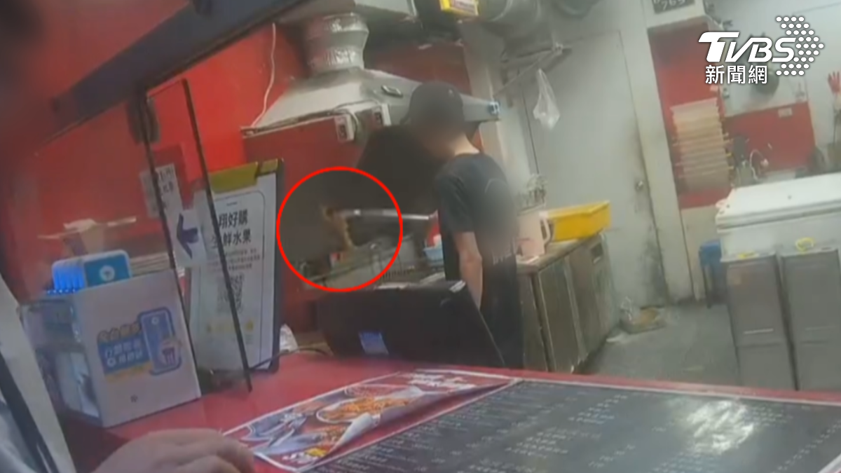 外送員以為店員只是暫時放著,沒想到大概一、兩秒的時間,店員又回頭把那塊雞腿丟回油鍋裡。(圖/TVBS)