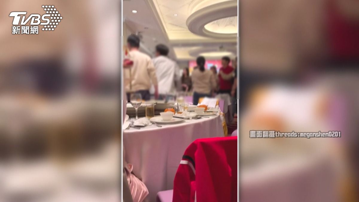 男子疑似飲酒過量,與同桌一名女性發生言語衝突,男子便將物品摔向桌面,砸破盤子,碎片還波及到鄰桌的客人。(圖/民眾提供)