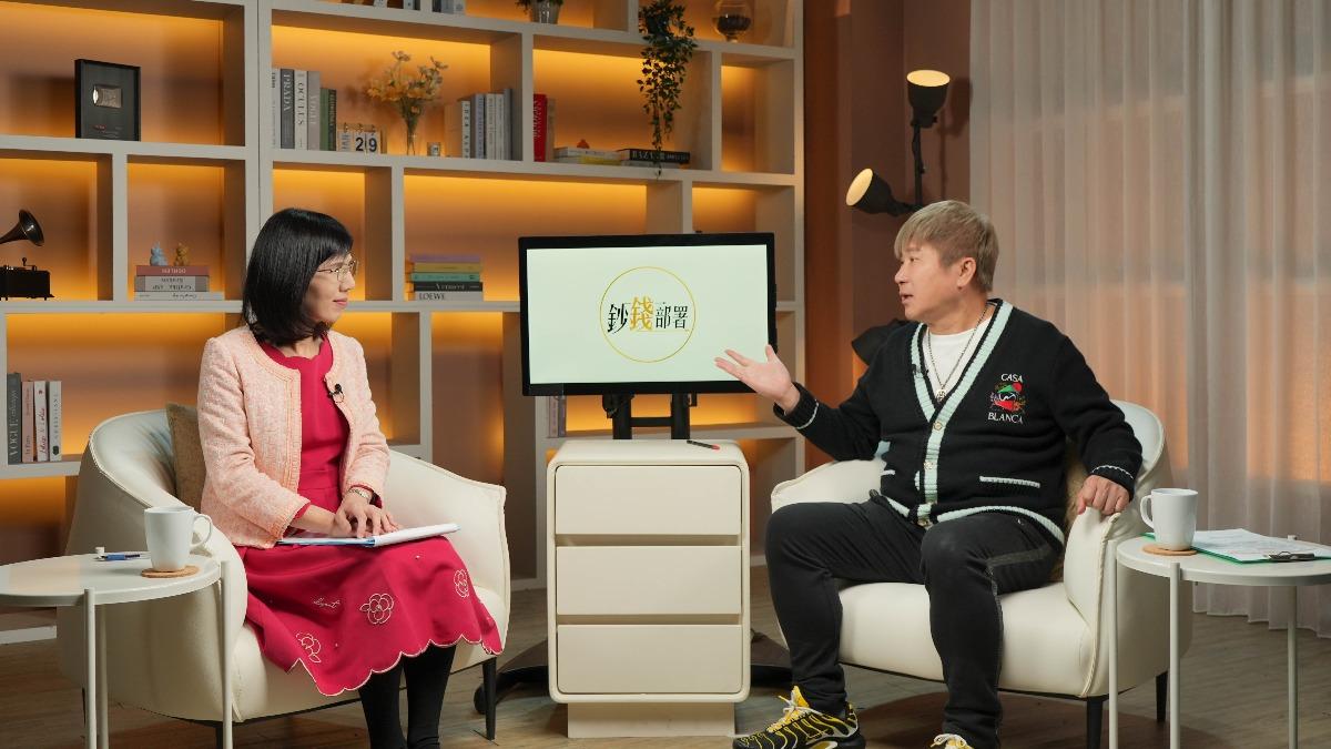 盧燕俐(左)與胡瓜討論股票投資分析。(圖/華視提供)