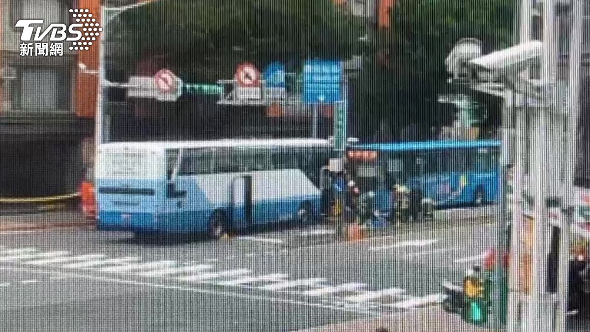 遊覽車不明原因逆向撞擊公車。(圖/TVBS)