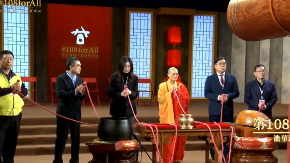 第108響鐘聲敲響時,鄭麗文手握紅繩突然劇烈抖動,鄧家基一度想攙扶。(圖/TVBS)