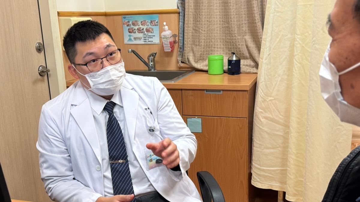 翁任康補充,很多人習慣吃熱食暖身,但常吹個一兩口氣就送入口中,導致食道黏膜受到熱傷害。(圖/台中慈濟醫院提供)