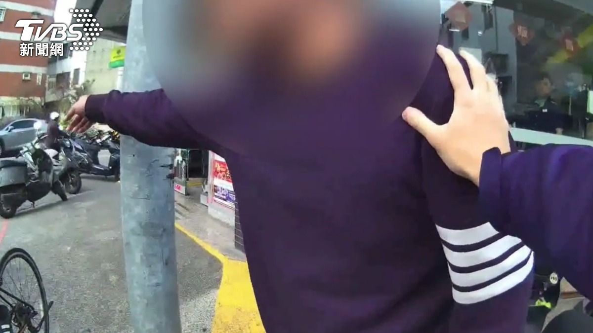 花蓮男「誤會被笑」失控,超商前持安全帽猛砸大學生。(圖/TVBS)