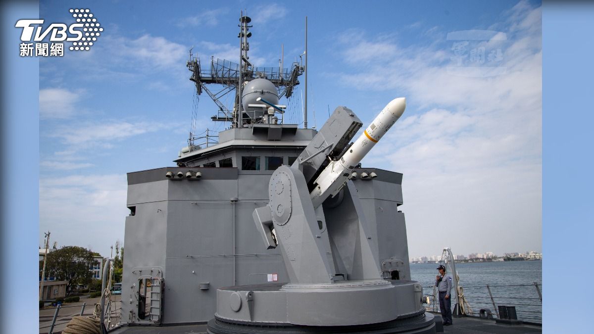 MK-13飛彈發射架,可提供標準一型防空飛彈及魚叉攻船飛彈儲存、選彈、指向及發射功能,可精準攻擊空中或水上目標。(圖/軍聞社)