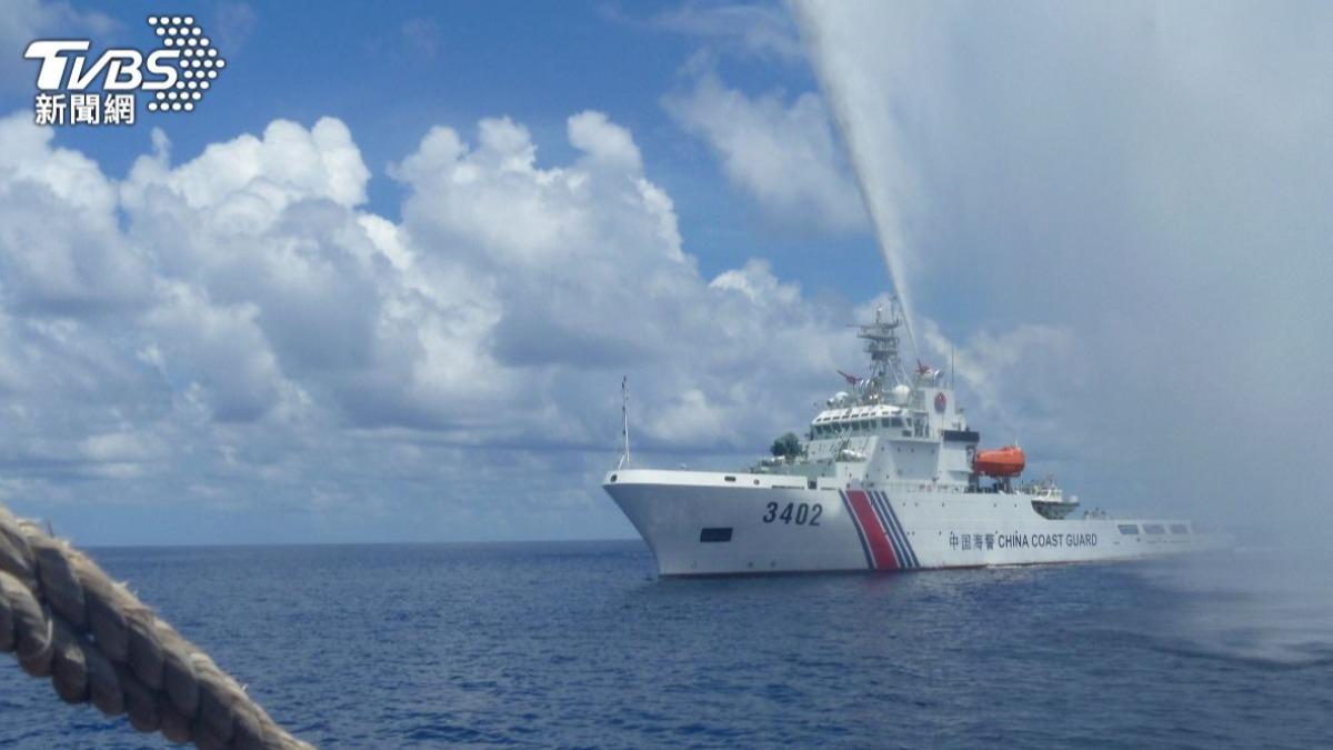 中國海警在南海黃岩島附近與菲律賓漁民對峙資料畫面。(圖/達志影像美聯社)