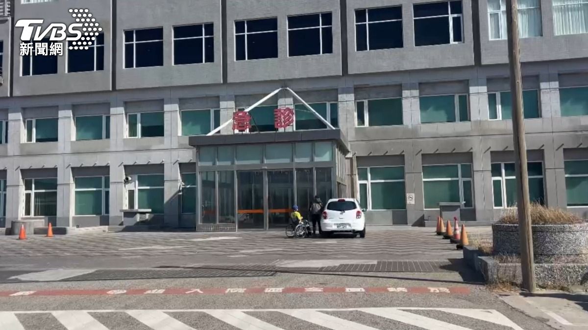 澎湖縣長陳光復摔傷,頭部受創昏迷緊急送醫。(圖/TVBS)