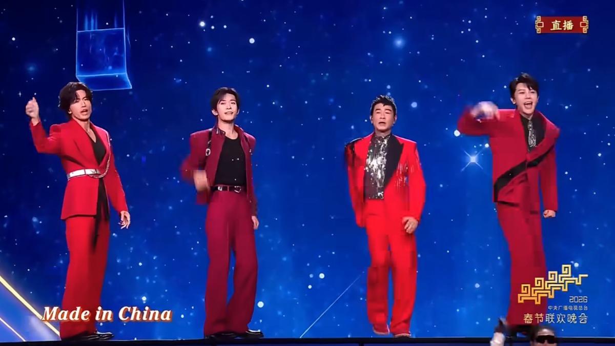 言承旭(左)等人高唱「Made in China」。(圖/翻攝自微博)