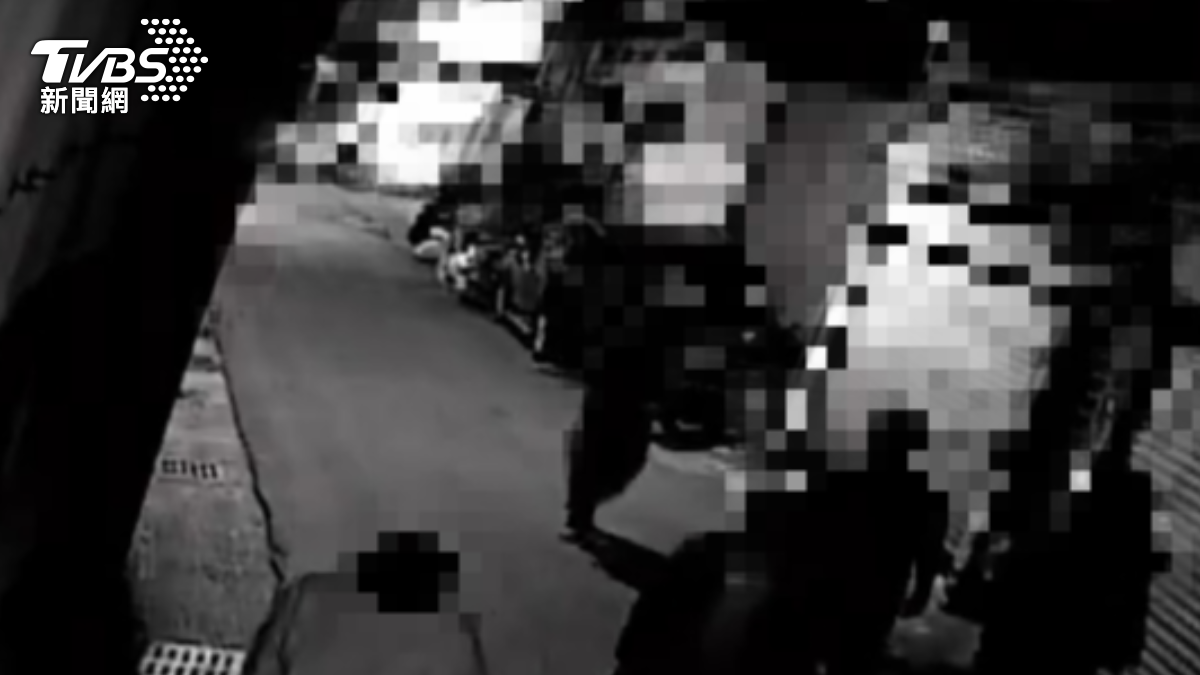 昨(16)日除夕一家九口還一起出門,只是劉男跟渠妻回到家中後,約4時23分在三樓爆發激烈爭執。(圖/TVBS)