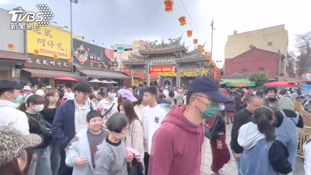 初一走春塞爆鹿港！30員工不夠用　業者出動「自動煎蚵機」應戰 。(圖／TVBS)
