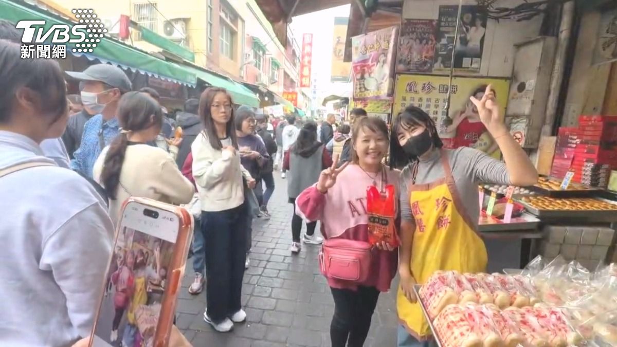 藝人米可白也趁著農曆新年返回故鄉鹿港，透過直播與粉絲互動 。(圖／TVBS)