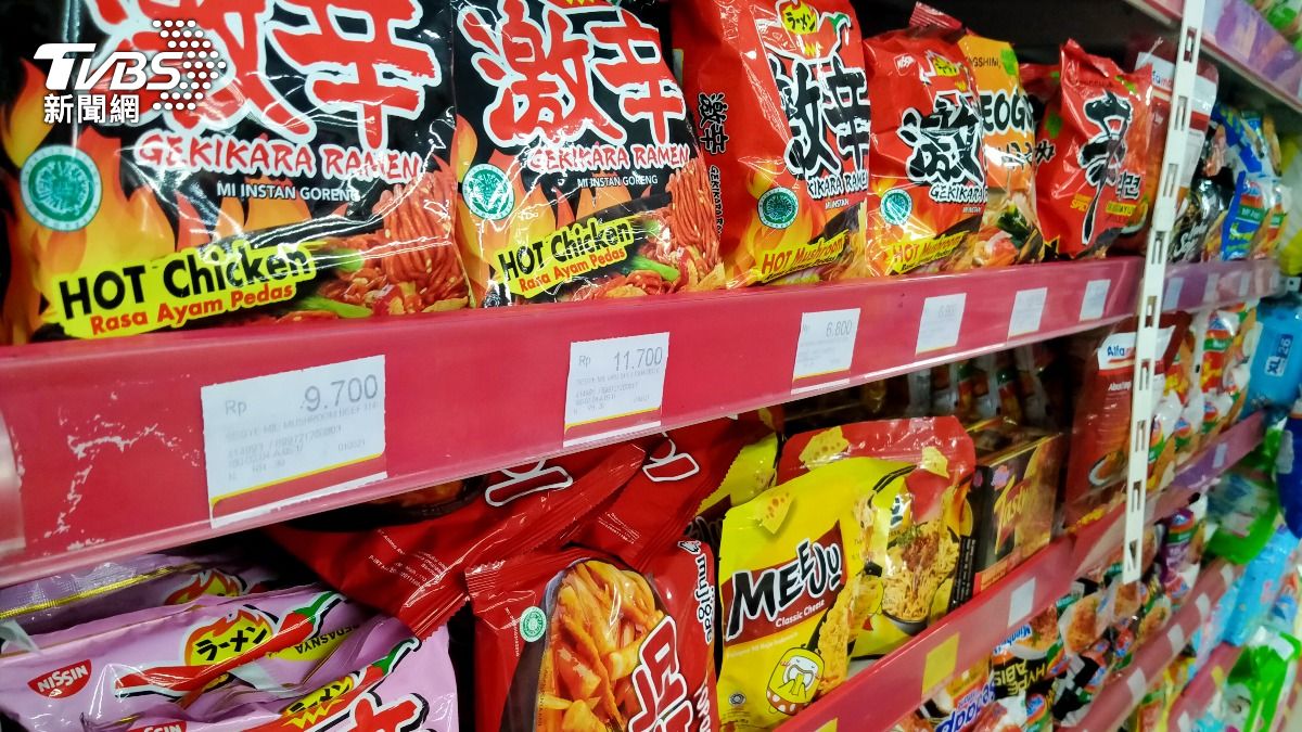 南韓爆火的火雞麵,在中國大陸和東南亞出現仿冒品,讓業者十分頭痛。(圖/Shutterstock達志影像)