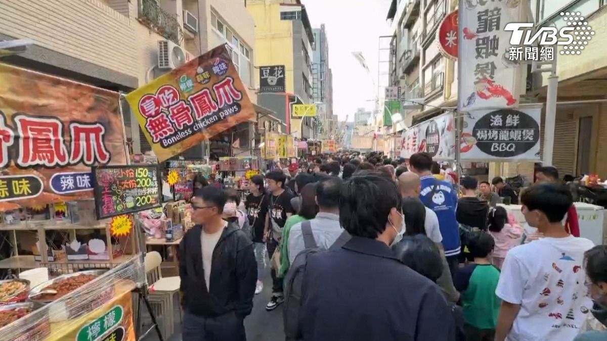高雄過年限定的鹽埕區新樂街市集，大年初一就擠爆人潮，讓不少攤商把握商機想進駐。（圖／TVBS）