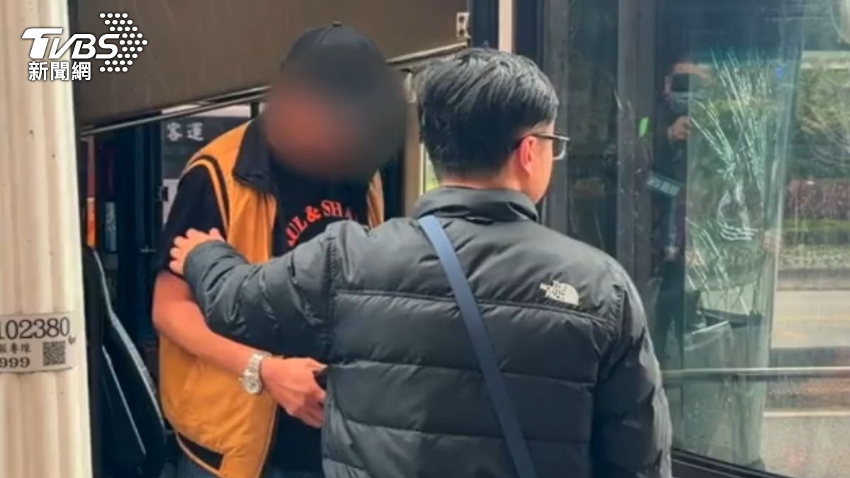 遊覽車逆向撞，司機稱心臟裝支架突不適。（圖／TVBS）