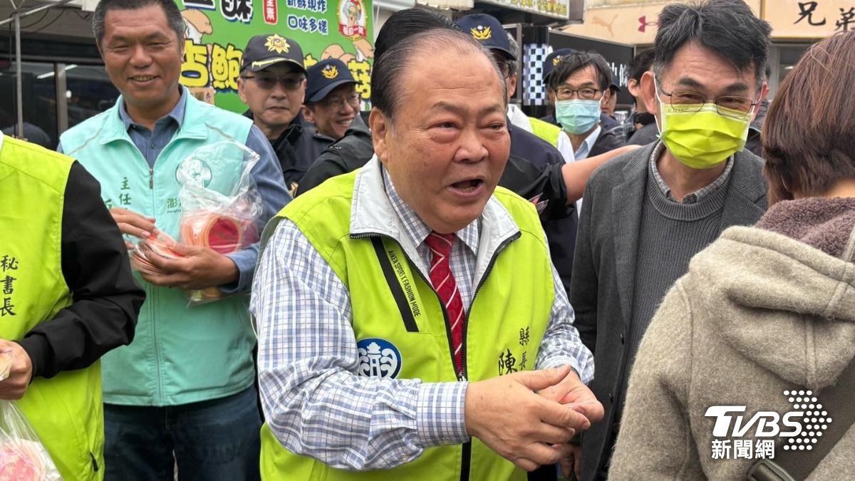 陳光復失足前才在臉書PO出向走春民眾拜年的畫面。（圖／翻攝自陳光復臉書）