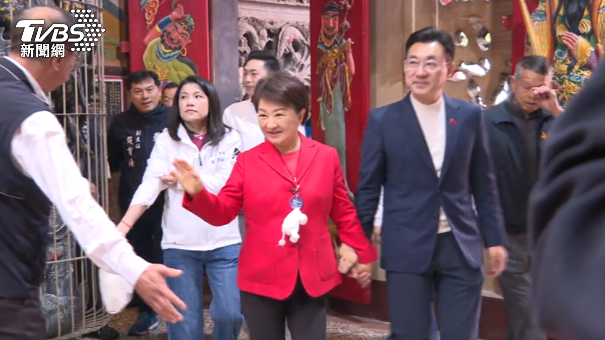 台中市長盧秀燕大年初一赴永安宮走春，主動牽起江啟臣的手引發聯想。（圖／TVBS）