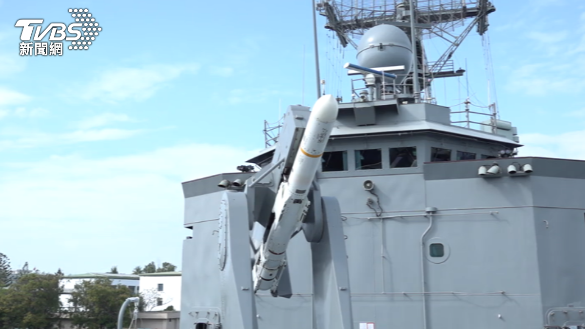 海軍首度公開逢甲軍艦掛載「魚叉反艦飛彈」作戰彈，畫面震撼。（圖／TVBS）