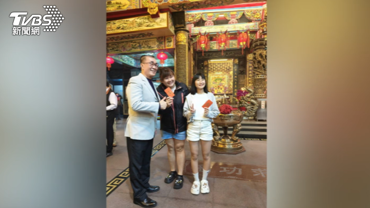 李四川大年初一凌晨現身板橋土地公廟,低調發送逾千個紅包。(圖/TVBS)