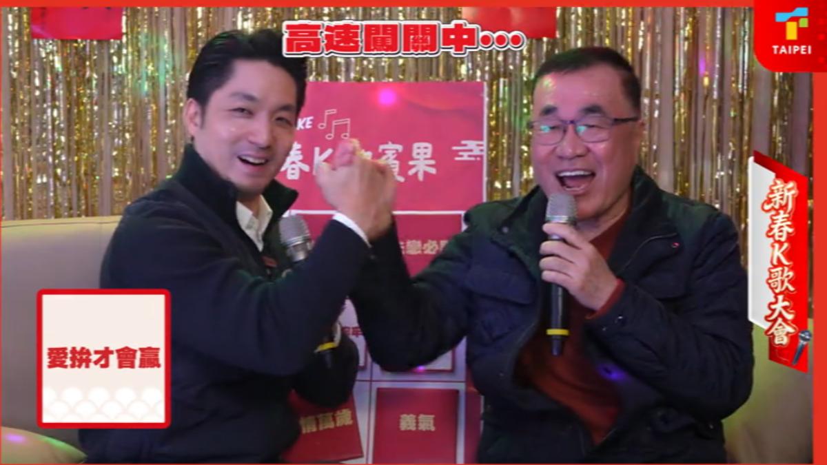 李四川與蔣萬安合體KTV飆歌,高唱《愛拚才會贏》展現氣勢。(圖/台北市政府)