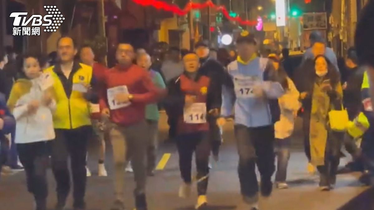 彰化南瑤宮今年搶頭香活動，參賽者需跑完700公尺才能進廟插香。（圖／TVBS）