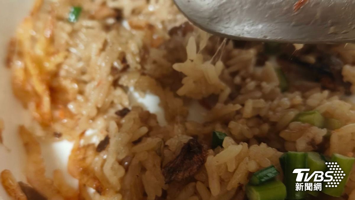 民眾去林口一家餐廳外帶年菜,沒想到卻買到「拔絲」油飯。(圖片來源/林口大家庭FB社團)