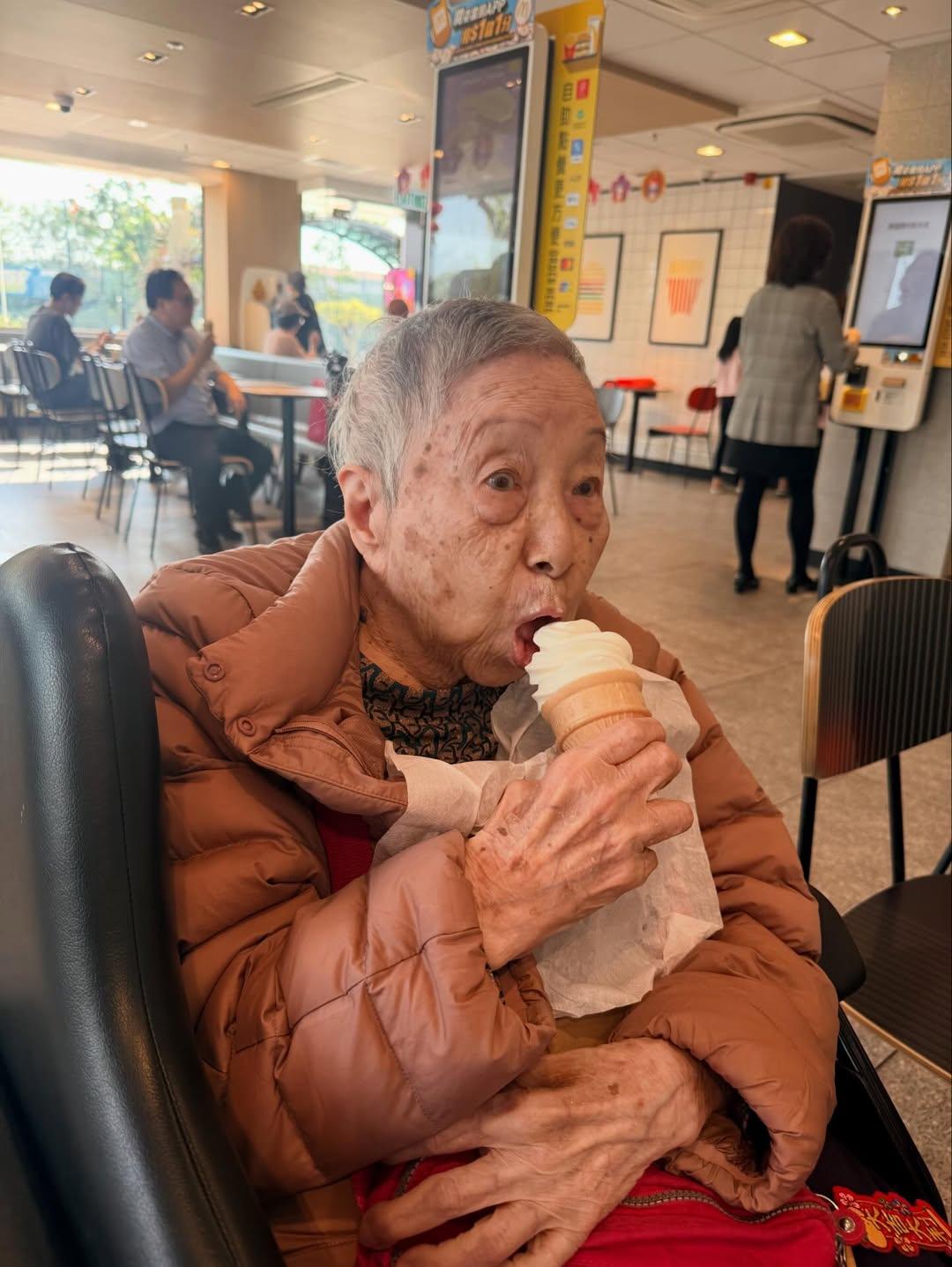 英姐吃冰淇淋。(圖/翻攝自宣萱IG)