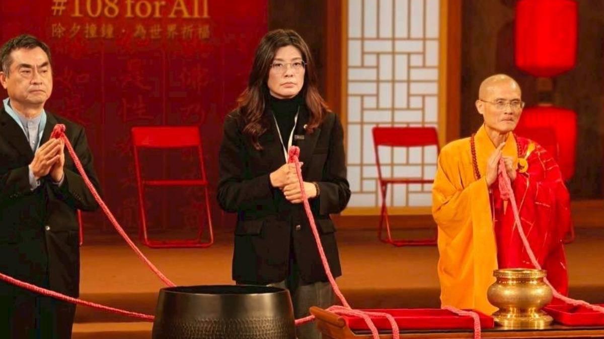 除夕夜法鼓山撞鐘紅繩「神秘抖動」 鄭麗文首度現身解釋