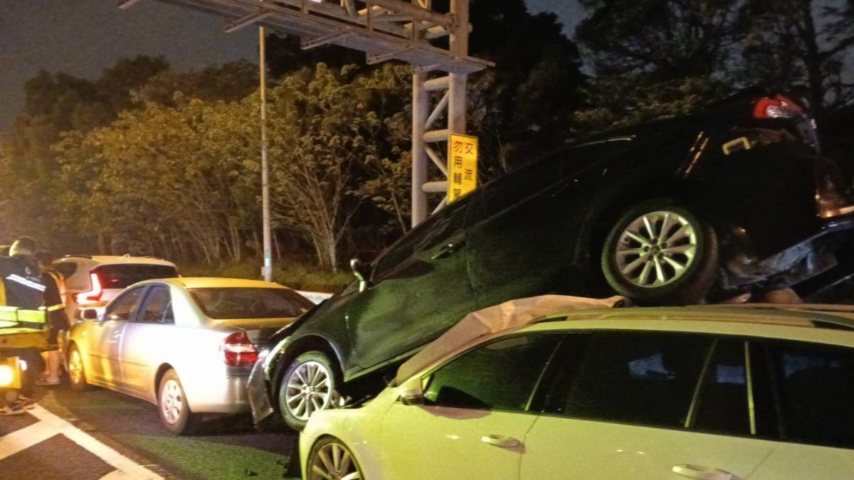國道車禍連環撞!轎車被「擠飛噴車頂」 5車遭波及塞爆