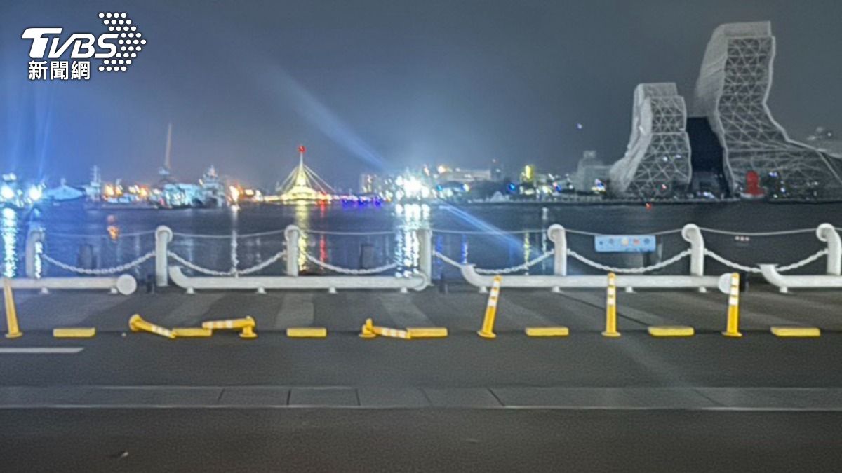 光榮碼頭步道發生電動滑板車酒駕自撞路邊防撞桿事故。(圖/TVBS)